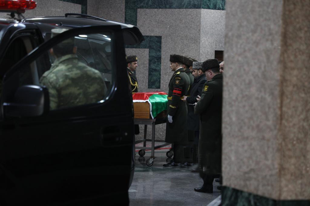 Проходит церемония прощания с шехидом Орханом Аскеровым