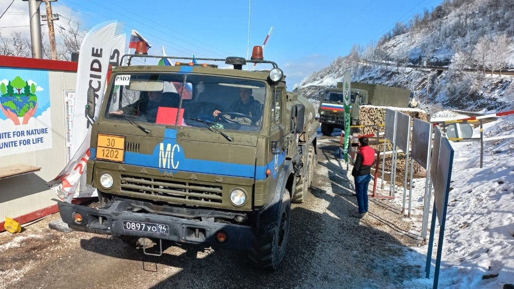 Russian peacekeepers’ vehicles move freely through protest area