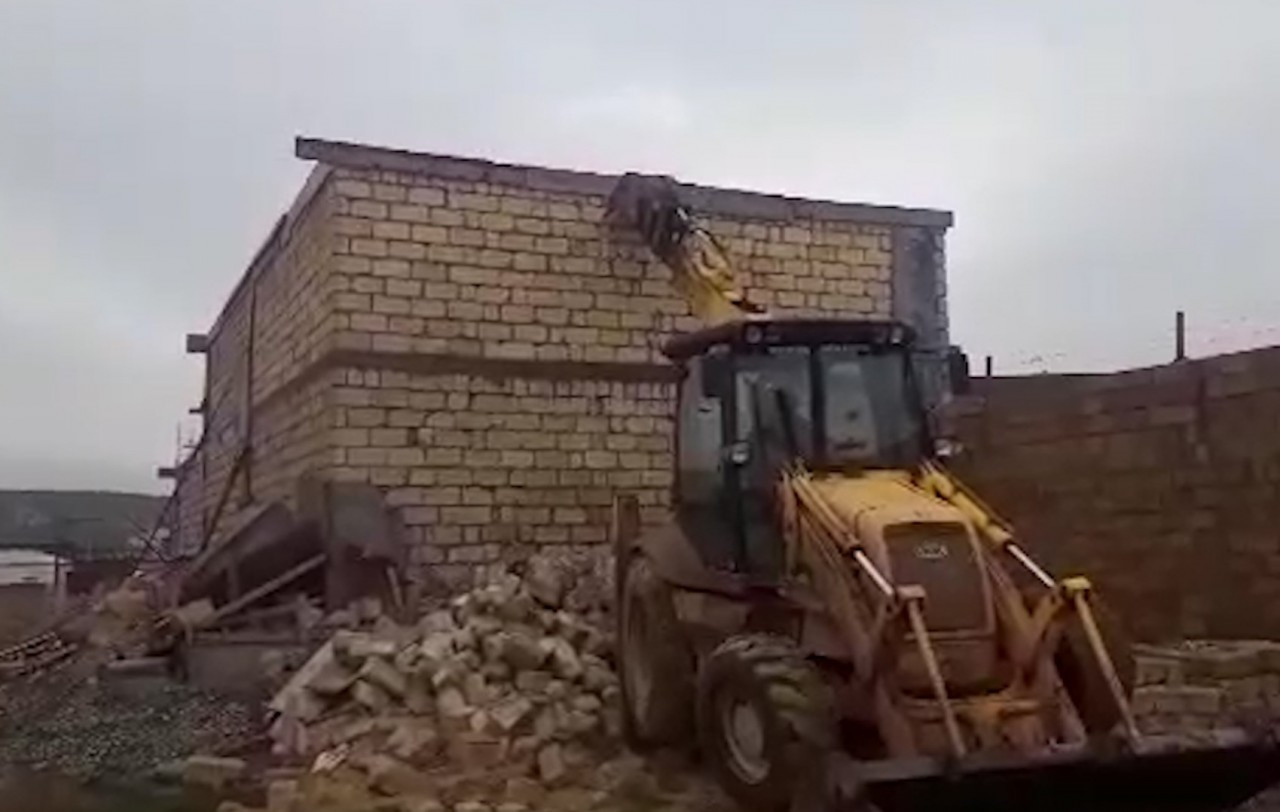 FHN qanunsuz tikilən obyektİ söküb