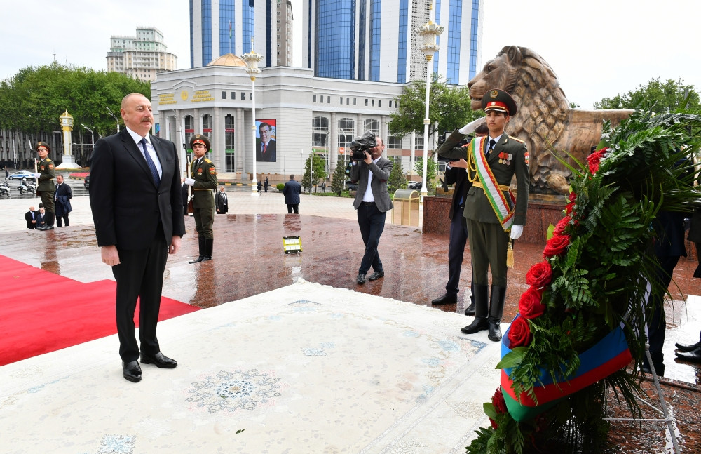 President Ilham Aliyev visited statue of Ismoil Somoni in Dushanbe