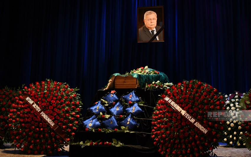 Президент Ильхам Алиев и первый вице-президент Мехрибан Алиева направили венок на церемонию прощания с Азерпашой Нематовым