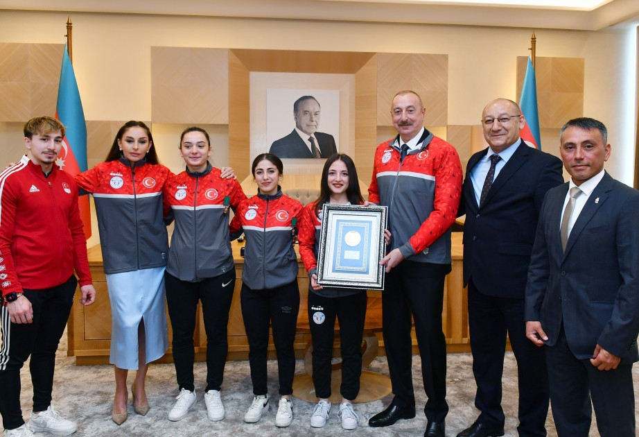 President Ilham Aliyev and First Lady Mehriban Aliyeva met with Turkish athletes who dedicated their victories to Azerbaijan at European Weightlifting Championships
