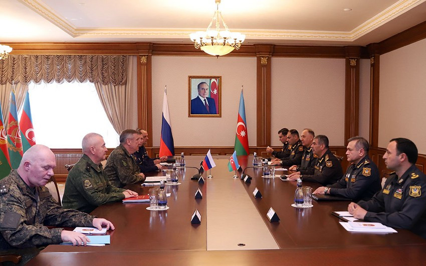 Azerbaijan Defense Minister receives new Commander of Russian peacekeeping forces