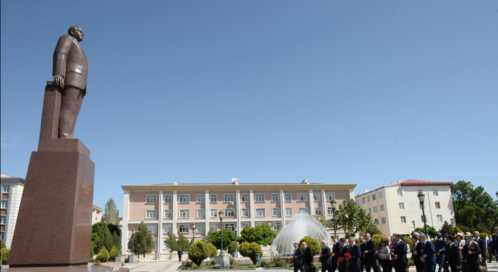 Qonaqlar Naxçıvanda Ulu Öndərin abidəsini və Heydər Əliyev Muzeyini ziyarət ediblər