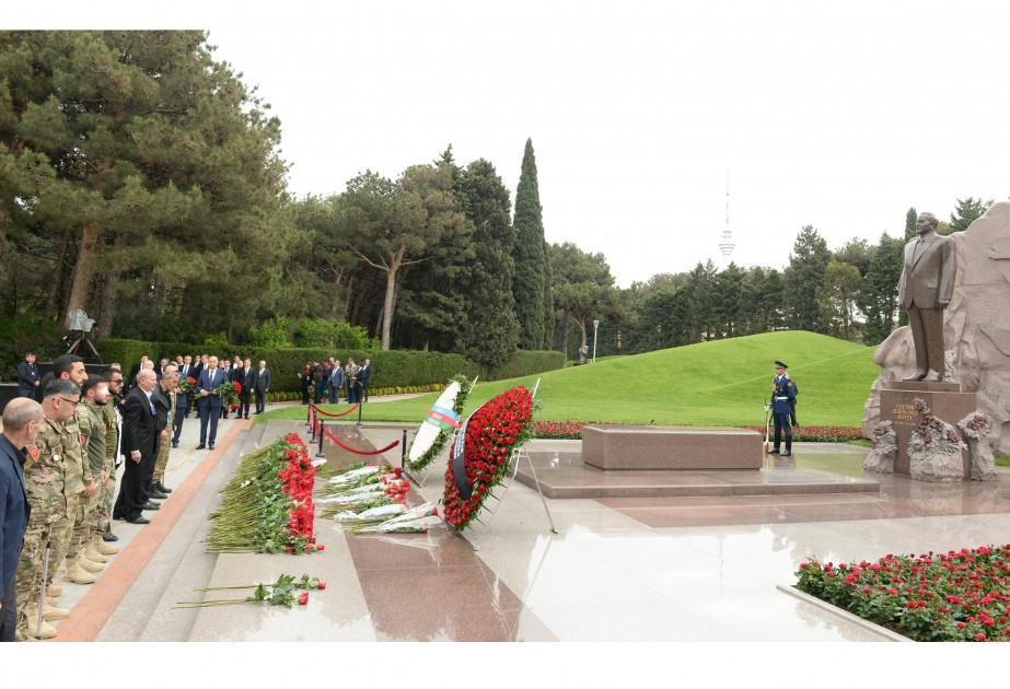 Ulu Öndərin Fəxri xiyabandakı məzarı önündə böyük izdiham yaşanır