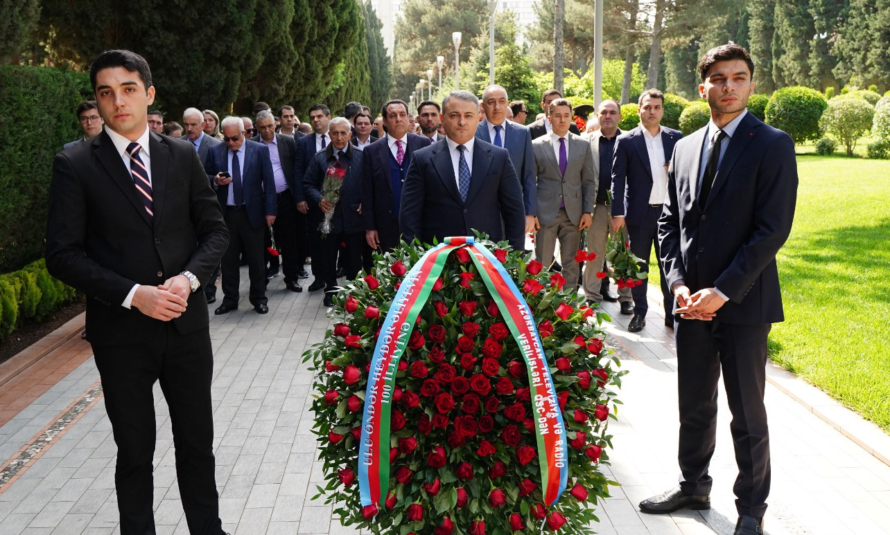 Коллектив AzTV почтил память Общенационального лидера, посетив Аллею Почетного захоронения