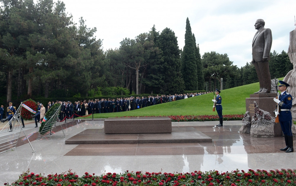 Foreign parliamentarians pay tribute to Great Leader Heydar Aliyev