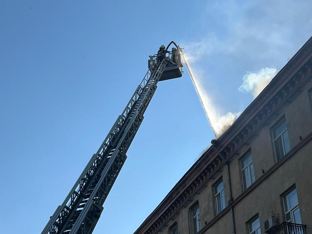 Пожар в пятиэтажном жилом доме в Баку локализован