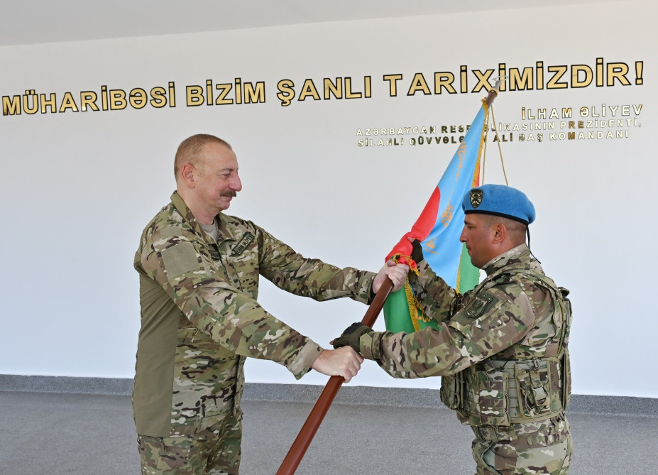 President Ilham Aliyev viewed conditions created at one of commando military units of Ministry of Defense, and presented battle flag to military unit