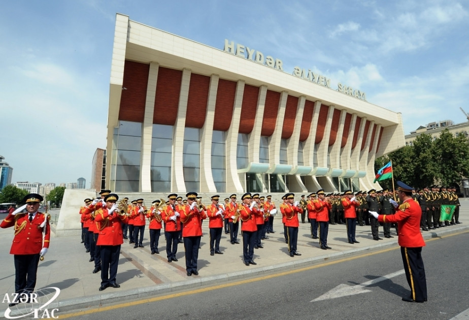 Bakıda hərbi orkestrlərin müşayiəti ilə hərbi qulluqçuların yürüşləri təşkil olunub