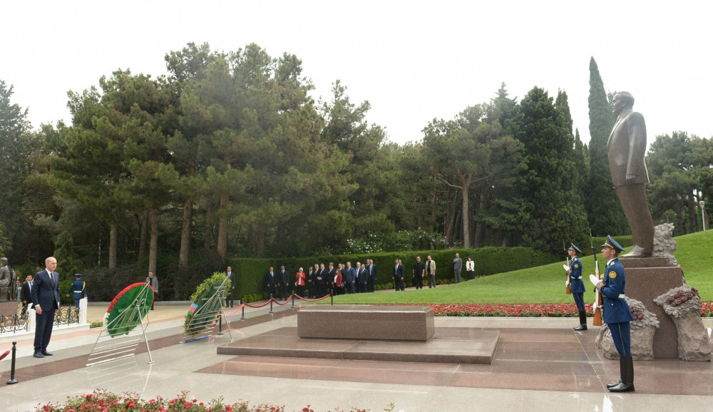 Türkiye’s GNAT Speaker visits tomb of Great Leader Heydar Aliyev