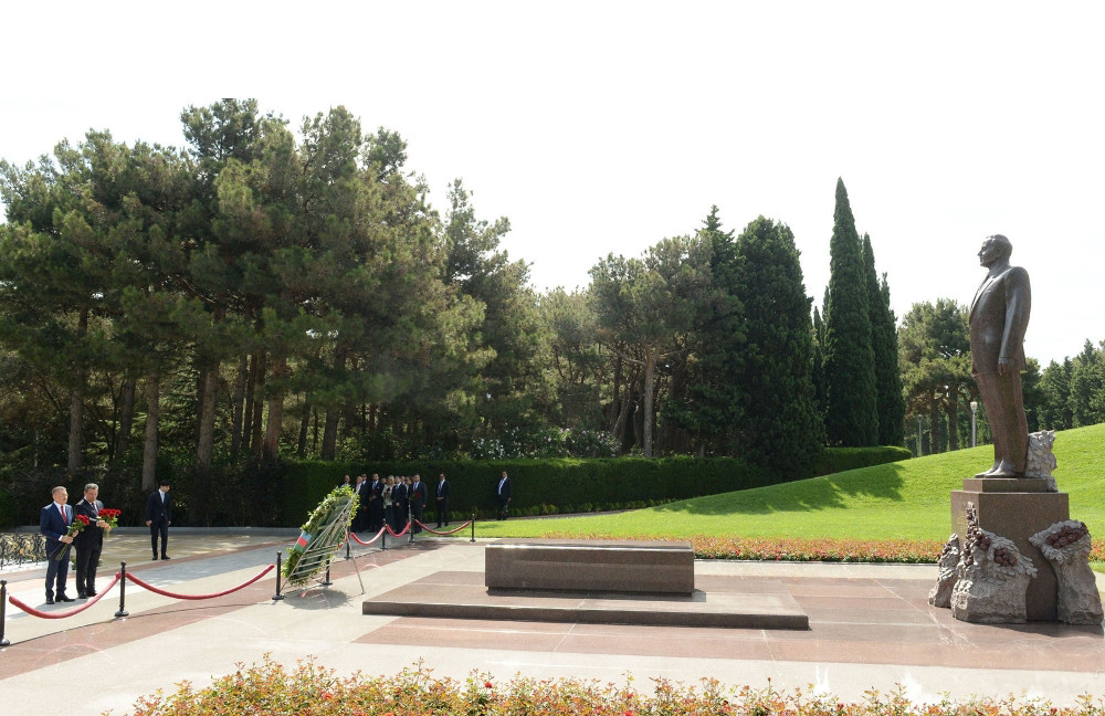 TBMM-in nümayəndə heyəti Ulu Öndərin məzarını və Şəhidlər xiyabanını ziyarət edib