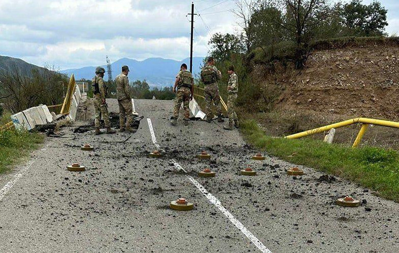 Ağdərədən çıxan ermənilər yolu minalayıblar