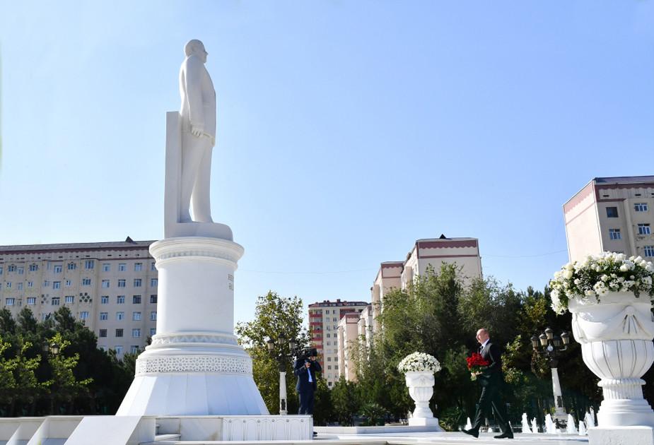 Президент Ильхам Алиев посетил памятник великому лидеру Гейдару Алиеву в городе Сумгайыт
