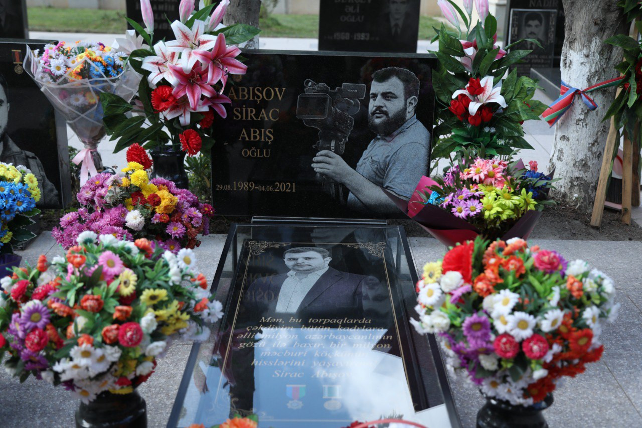 Şəhid jurnalist Sirac Abışovun məzarı ziyarət olunub