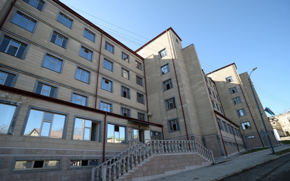 Şuşa şəhərində peşə məktəbinin və kollecin binasına baxış