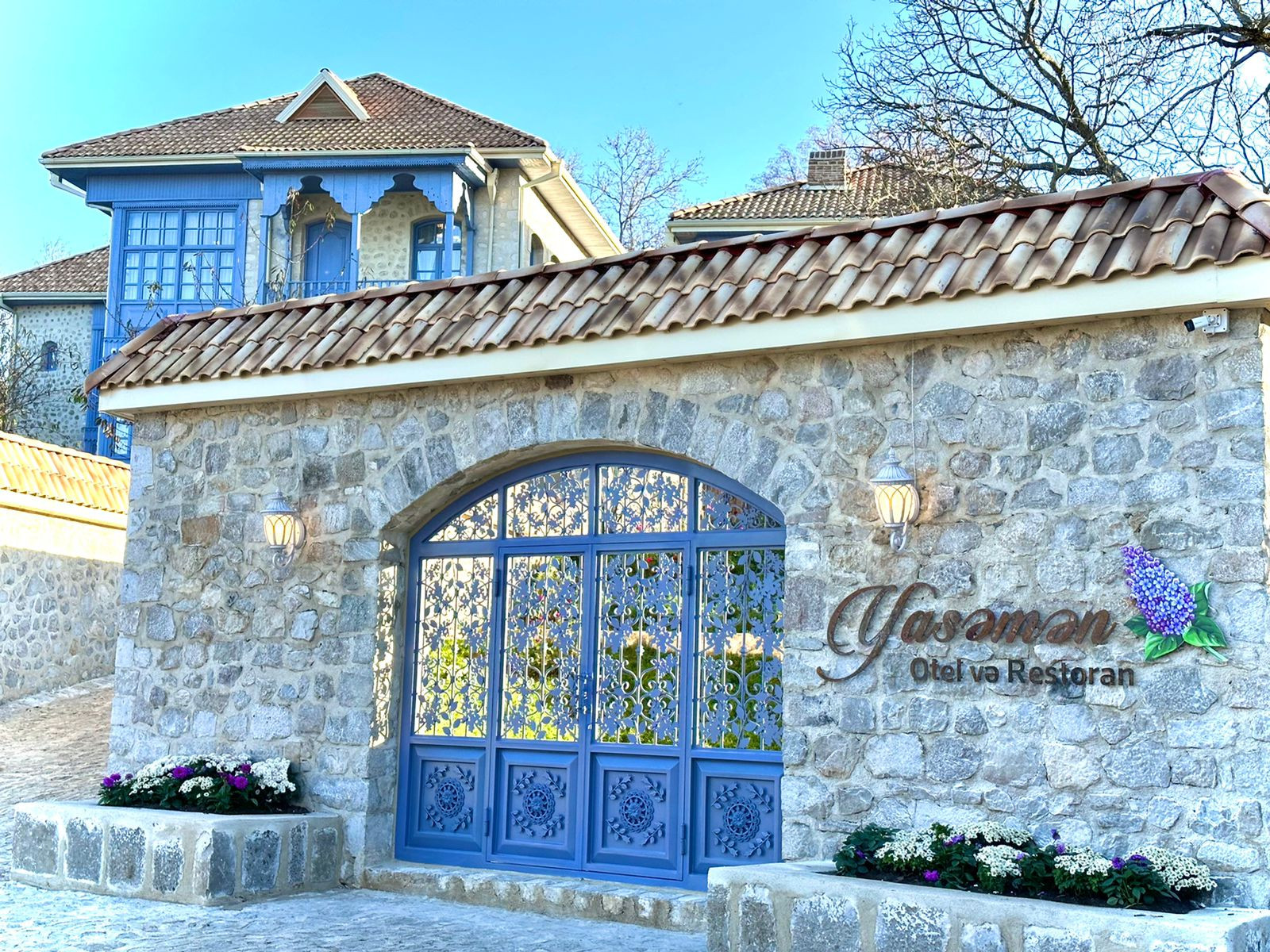 Президент Азербайджана Ильхам Алиев и первая леди Мехрибан Алиева совершили поездку в Шушу