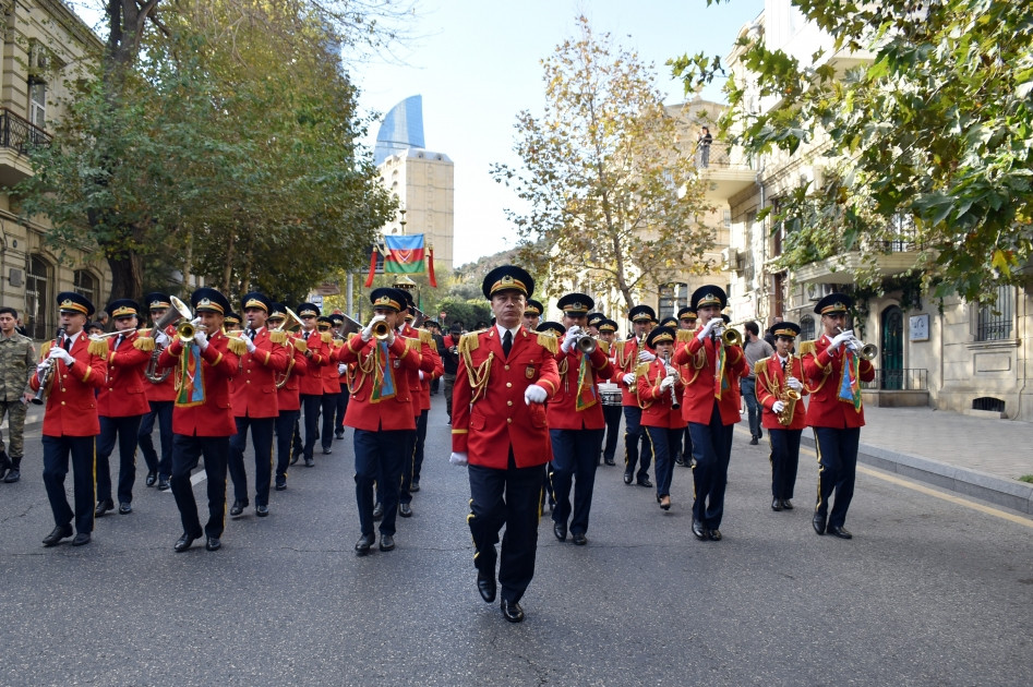 В Баку проходит шествие военных в честь Дня Победы