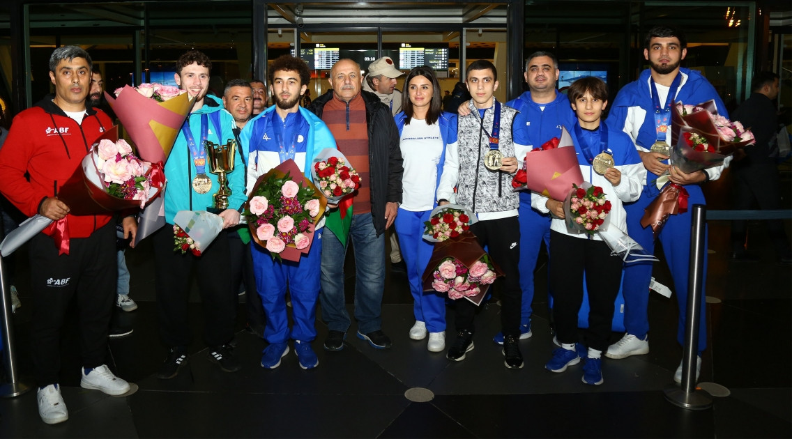Азербайджанские боксеры, завоевавшие 5 медалей на ЧЕ, вернулись на родину