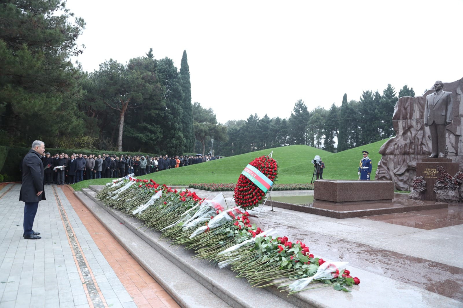 AzTV-nin kollektivi Ümummilli Lider Heydər Əliyevin məzarını ziyarət edib