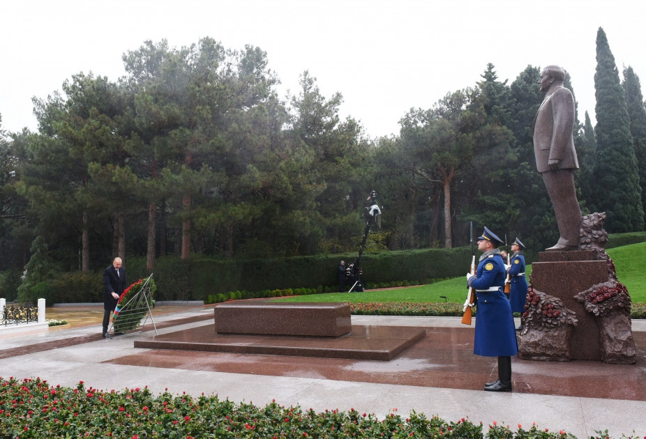 Президент Ильхам Алиев посетил могилу общенационального лидера Гейдара Алиева