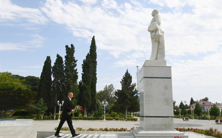 Посещение памятника общенациональному лидеру Гейдару Алиеву в городе Лянкяран
