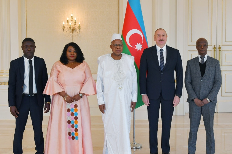 Президент Азербайджана Ильхам Алиев принял верительные грамоты новоназначенного посла Сьерра-Леоне в нашей стране