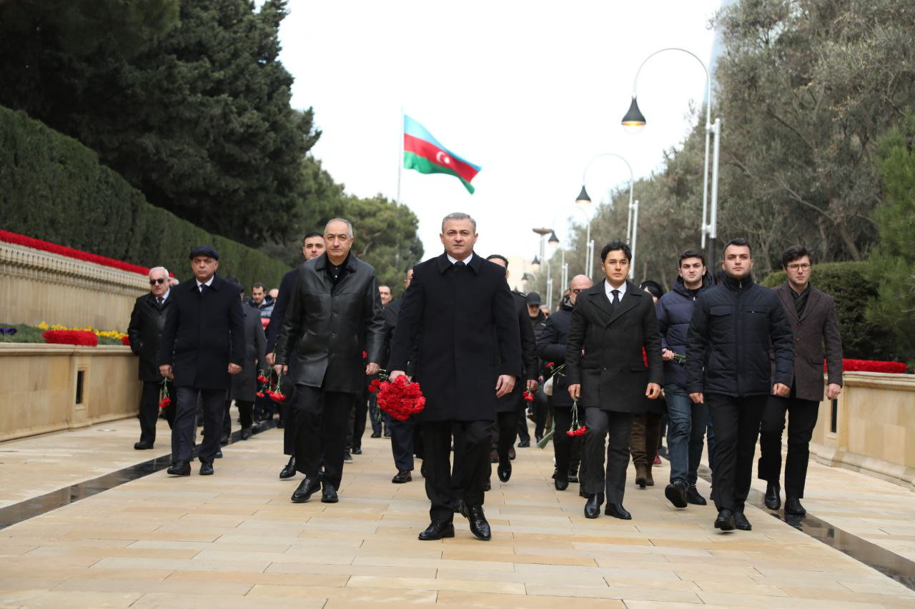 AzTV-nin kollektivi Şəhidlər xiyabanını ziyarət edib
