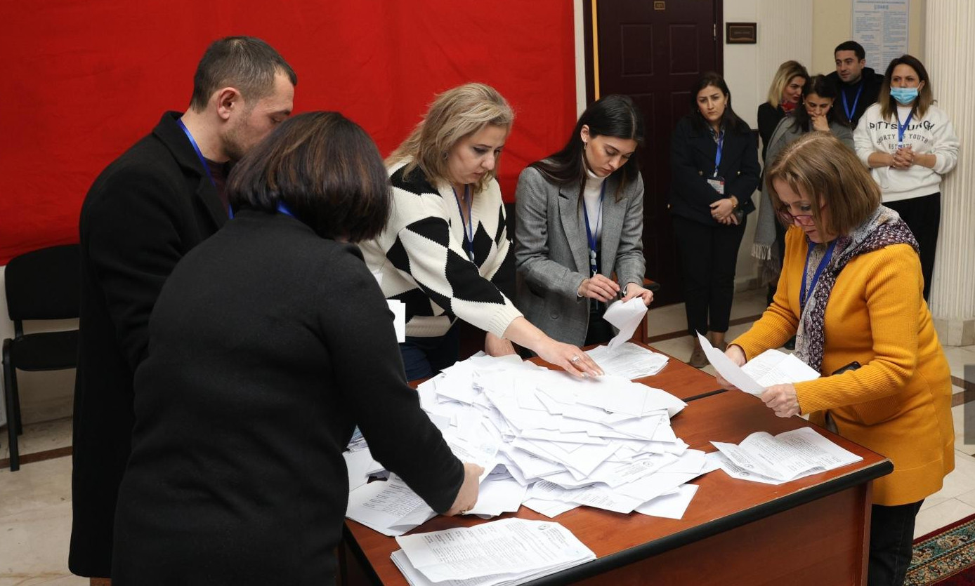 Prezident seçkiləri ilə bağlı bülletenlərin sayılmasına başlanılıb
