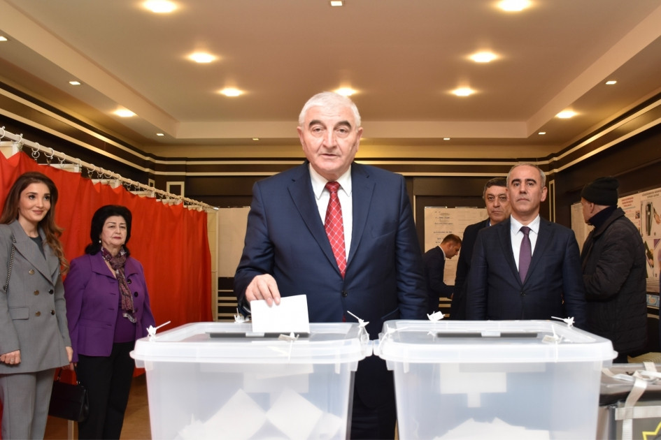 Mərkəzi Seçki Komissiyasının sədri 31 saylı seçki məntəqəsində səs verib