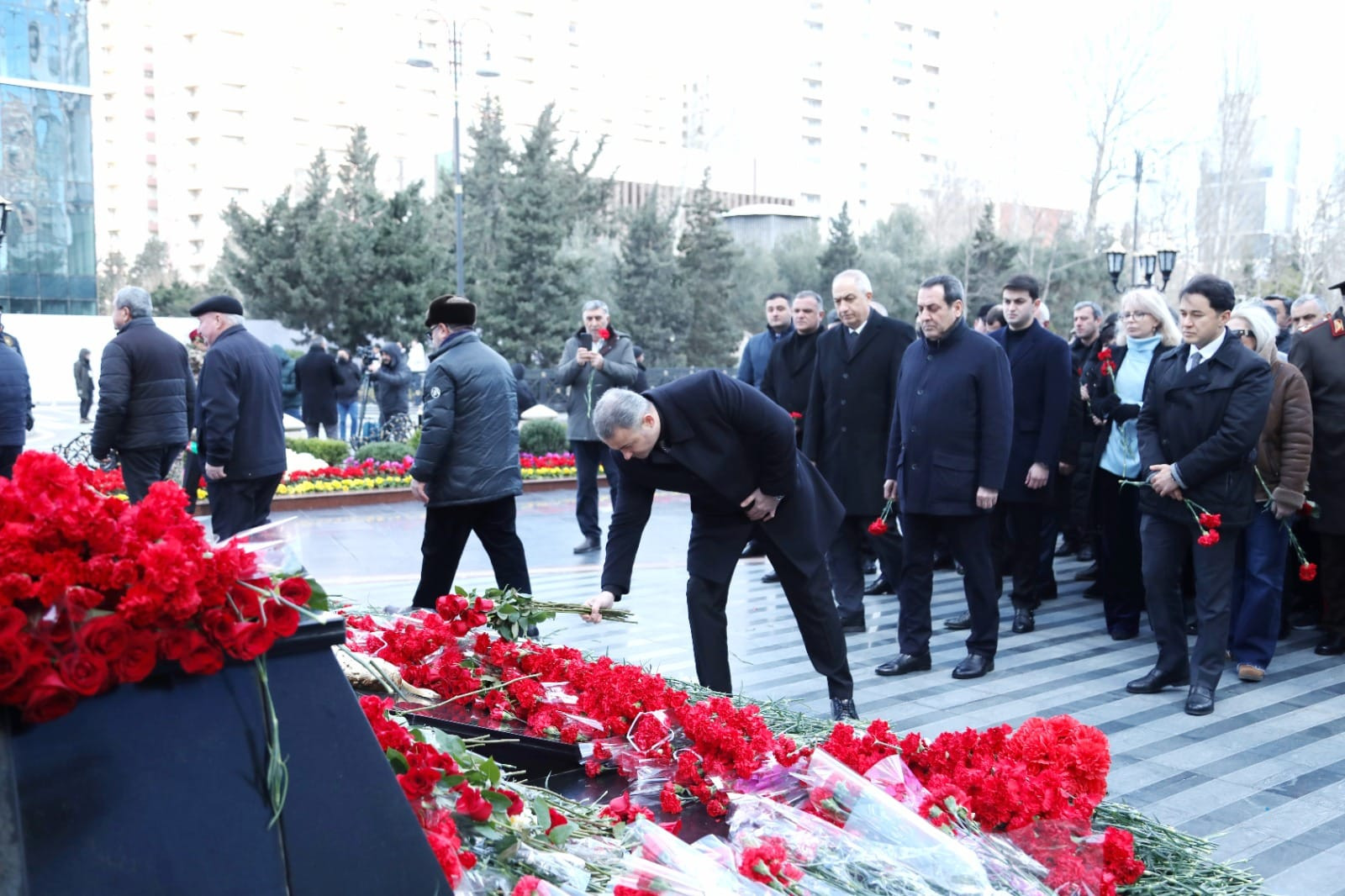 AzTV-nin kollektivi Xocalı soyqırımı qurbanlarının abidəsini ziyarət edib