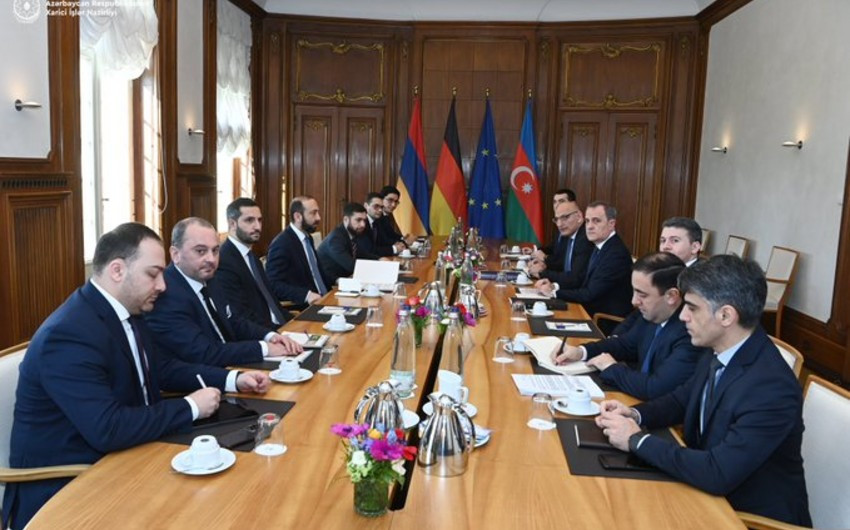 Second day of negotiations between Azerbaijani and Armenian FMs commences