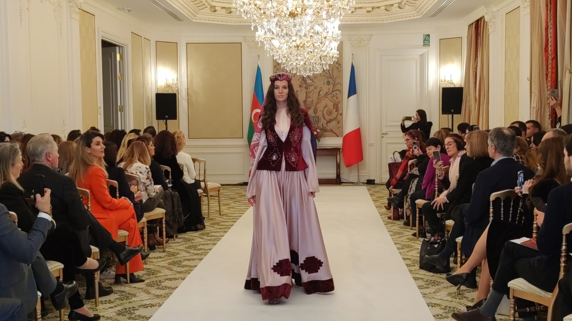 Parisdə Qarabağın milli geyimləri nümayiş olunub