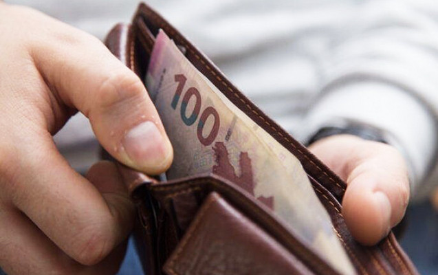 Среднемесячная зарплата в Азербайджане превысила 1 тыс. манатов