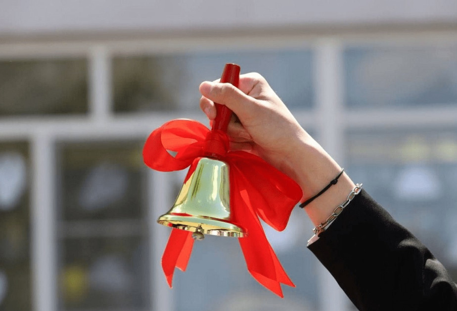 Сегодня в Азербайджане для свыше 102 тыс. выпускников прозвучит "последний звонок"