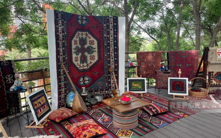 Gürcüstanda Azərbaycan xalçaları, musiqi alətləri, geyimləri nümayiş etdirilib