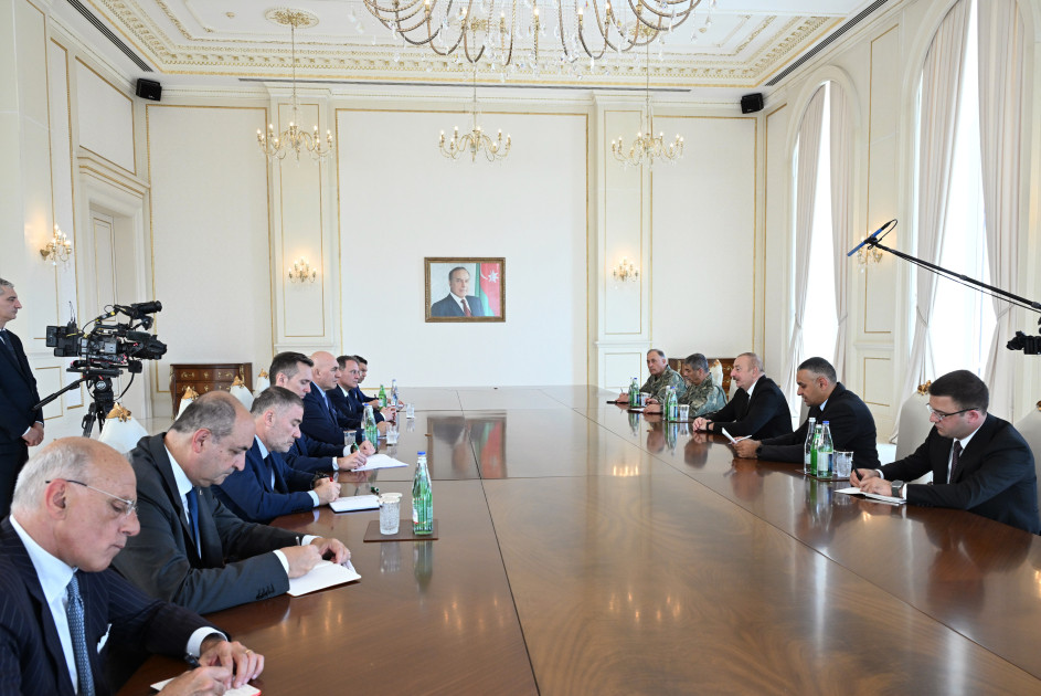 President Ilham Aliyev receives delegation led by Italian Minister of Defense