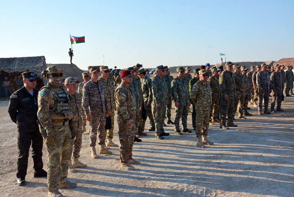 Военнослужащие Азербайджана продемонстрировали траншейный бой в рамках учений в Казахстане