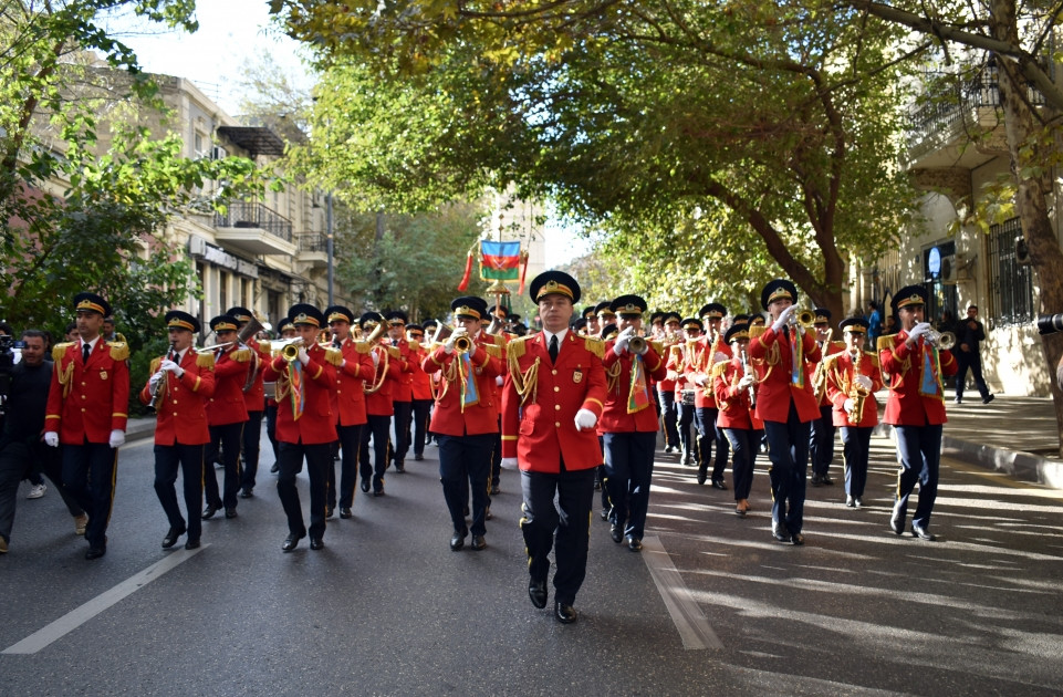 В Баку проходит шествие военнослужащих по случаю Дня Победы