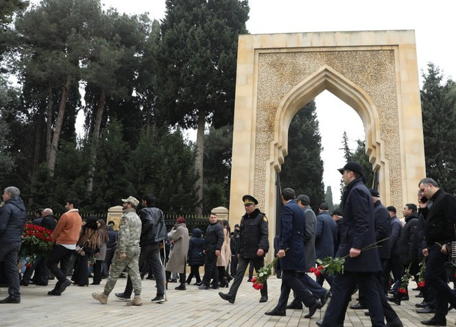 Azərbaycan xalqı Fəxri xiyabanda Ümummilli Liderin məzarını ziyarət edir