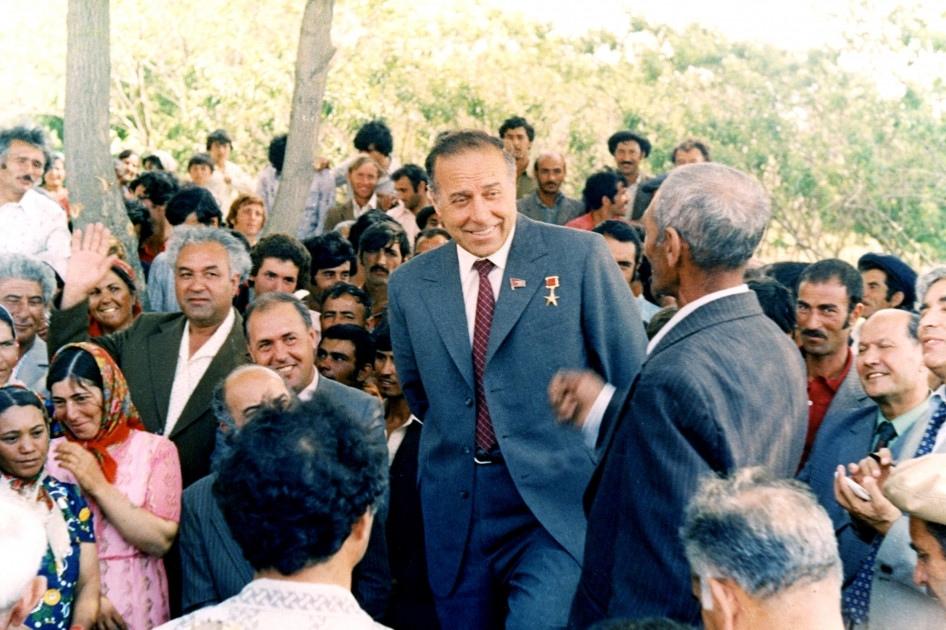 21 years pass since national leader Heydar Aliyev's death