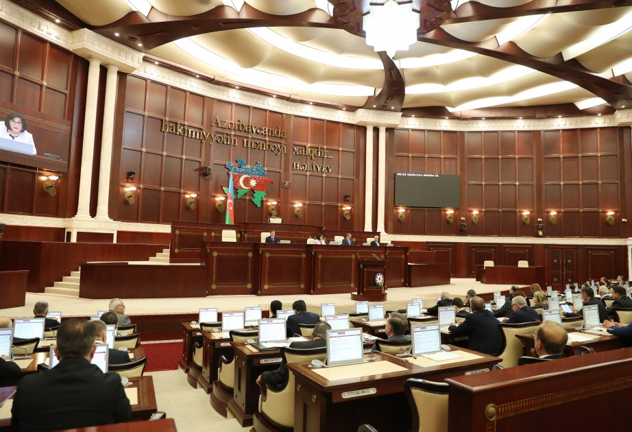 Проходит пленарное заседание Милли Меджлиса