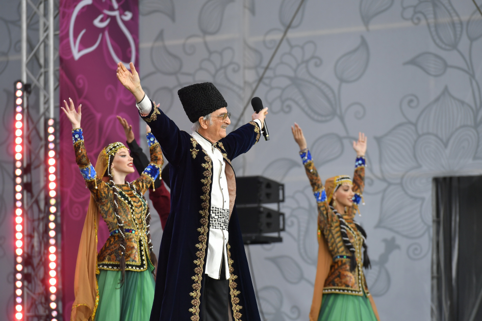 “Xarıbülbül” Beynəlxalq Musiqi Festivalında Polad Bülbüloğlunun konserti olub