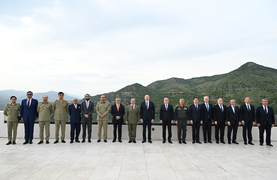 President of Azerbaijan Ilham Aliyev held expanded meeting over luncheon with Prime Minister of Pakistan in Lachin