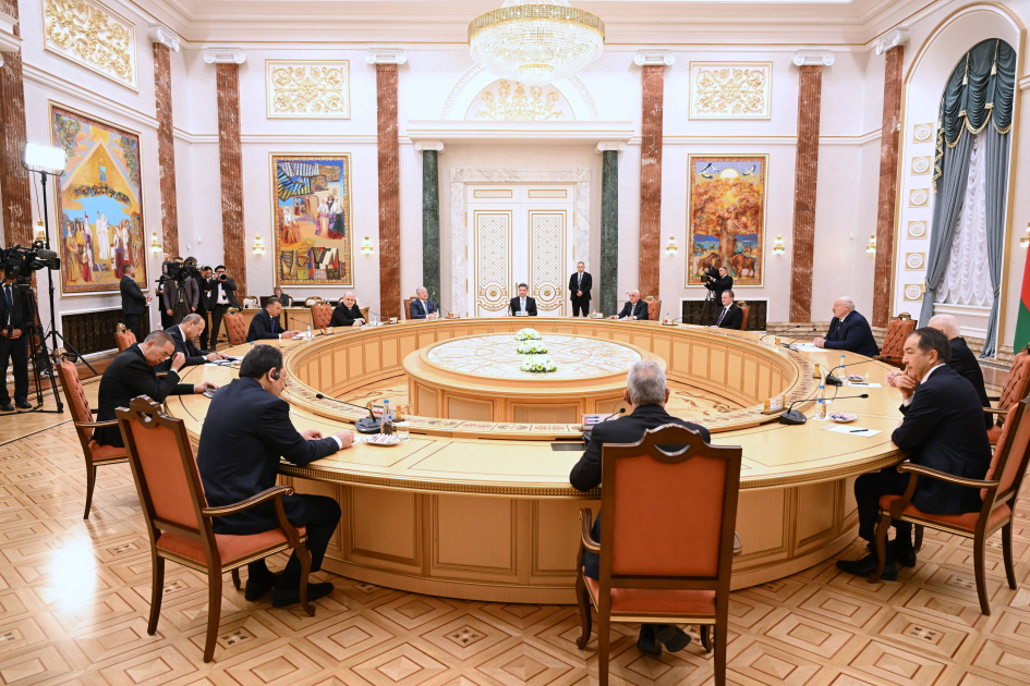 Baş nazir Əli Əsədov MDB Hökumət Başçıları Şurası üzvlərinin Belarus Prezidenti ilə görüşündə iştirak edib