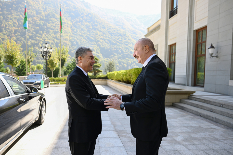 Azərbaycan Prezidenti İlham Əliyev Qəbələdə Türkmənistan Xalq Məsləhətinin Sədri ilə görüşüb