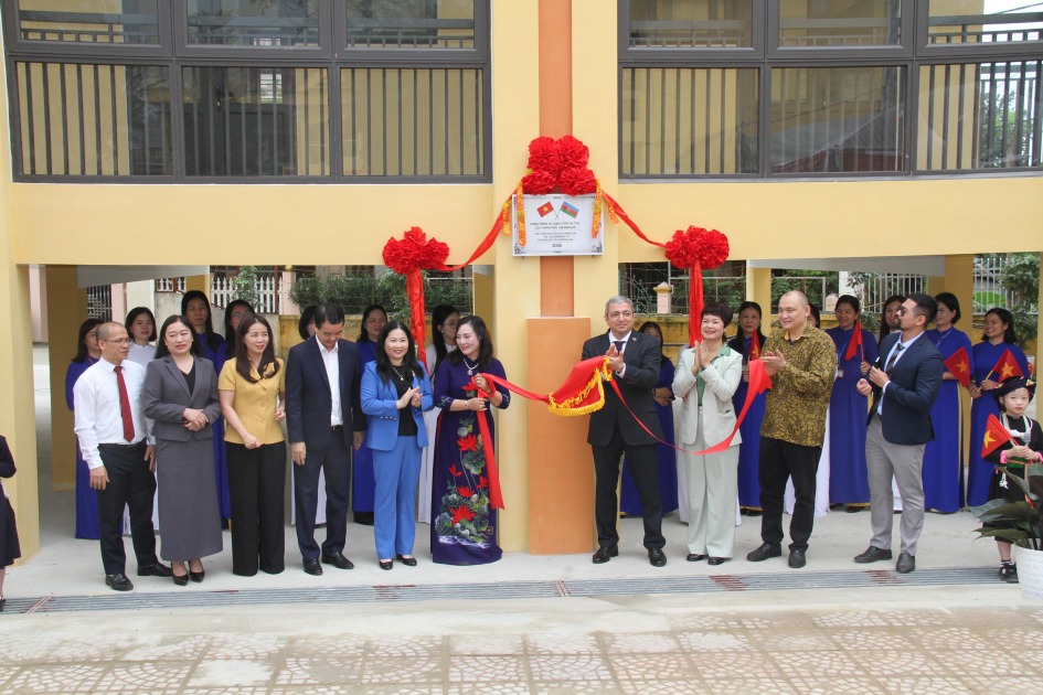 Azərbaycan Vyetnamın qasırğadan zərər çəkən Lukyen qəsəbəsində şagirdlərə məktəb binası hədiyyə edib