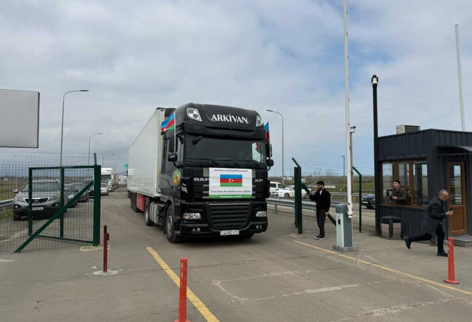 Azərbaycanın İrana göndərdiyi humanitar yardımı daşıyan yük maşınları sərhəddən keçib