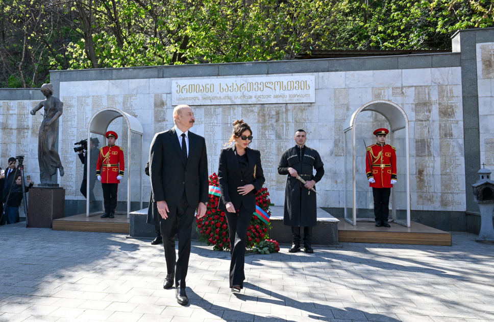 Prezident İlham Əliyev Tbilisidə Qəhrəmanlar Memorialını ziyarət edib
