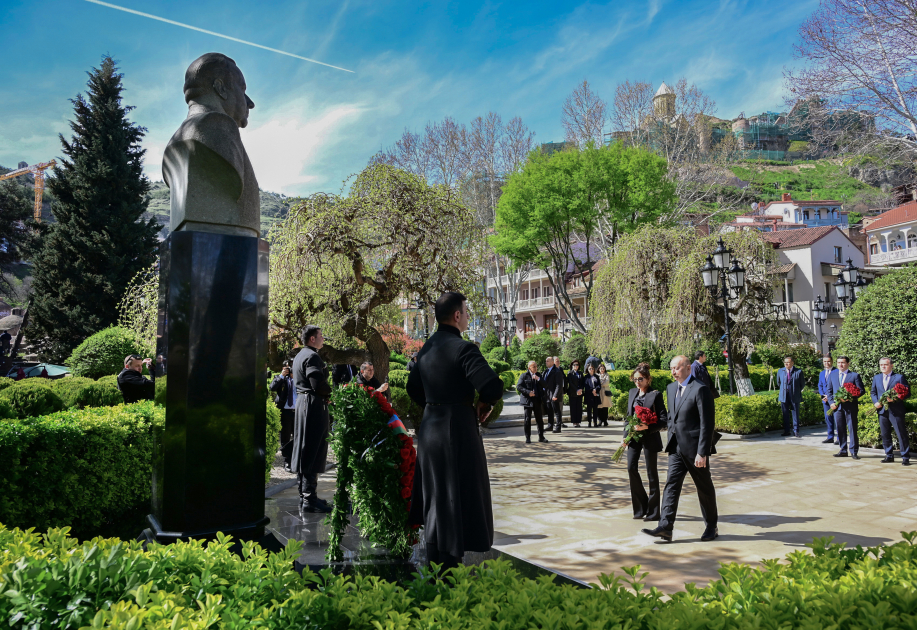 Prezident İlham Əliyev Tbilisidə Ümummilli Lider Heydər Əliyevin abidəsini ziyarət edib